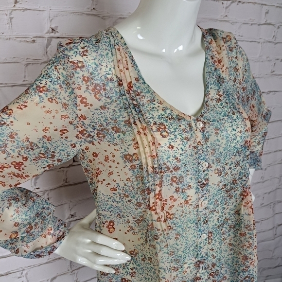 PINS & Needles Floral Button Up‎ Top - Picture 2 of 10